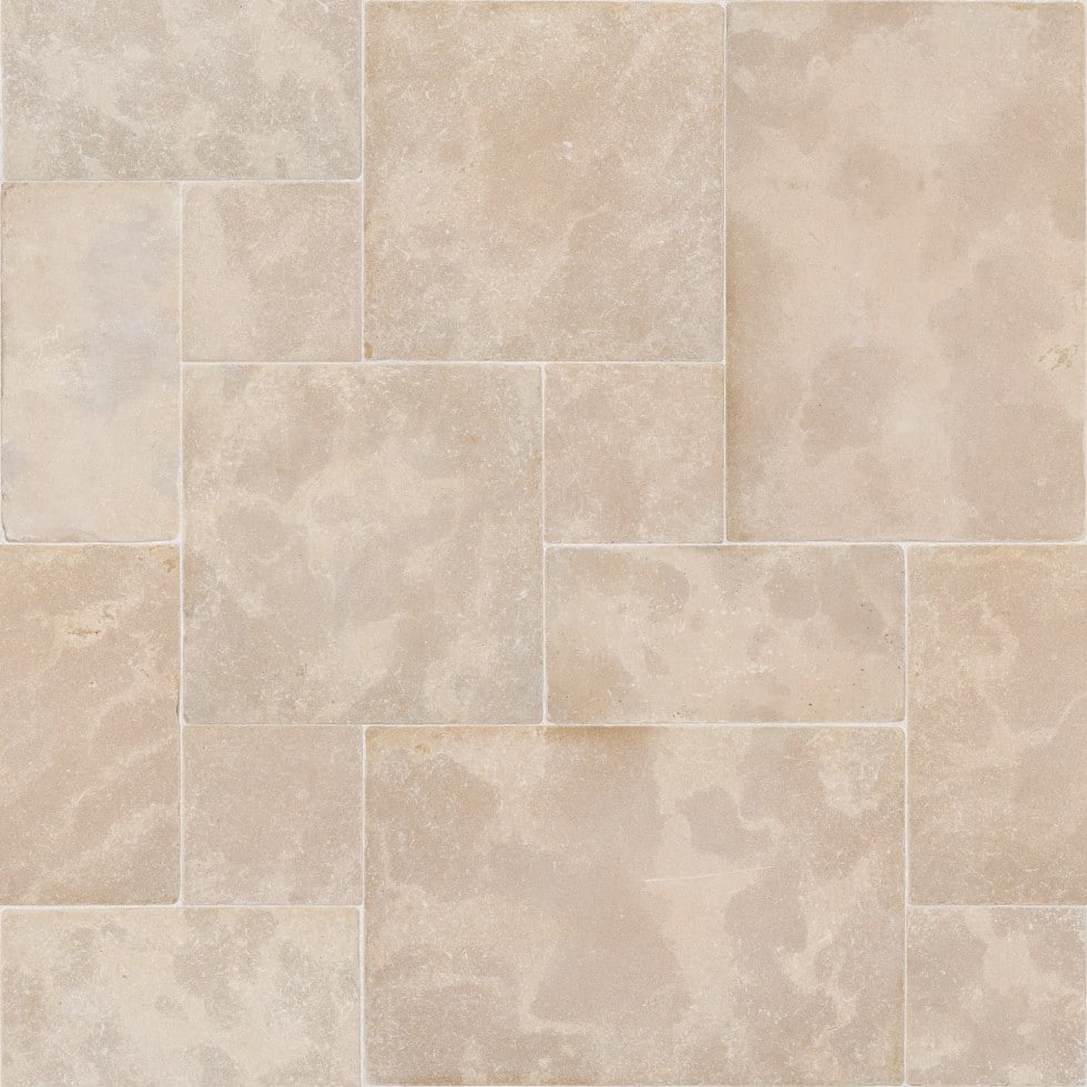 Travertin Beige : Dallage en Pierre Naturelle Opus Romain Dallage intérieur en pierre naturelle travertin beige. Motif opus romain irrégulier utilisant des dalles rectangulaires et carrées.